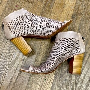 Rob White cream mules leather prestine condition